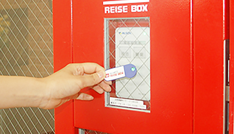 入り口ドアに非接触リーダーにセキュリティキーをかざしてロックを解除して下さい